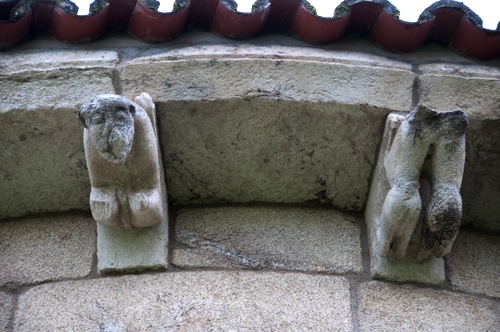 Canecillos del alero del ábside de la iglesia de Ferreira do Pantón